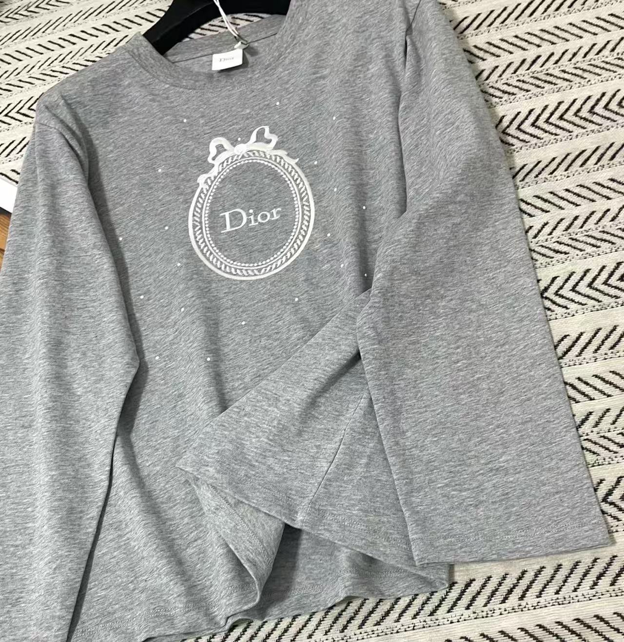 DI0R刺繍入り長袖Tシャツ【50％割引+送料無料】