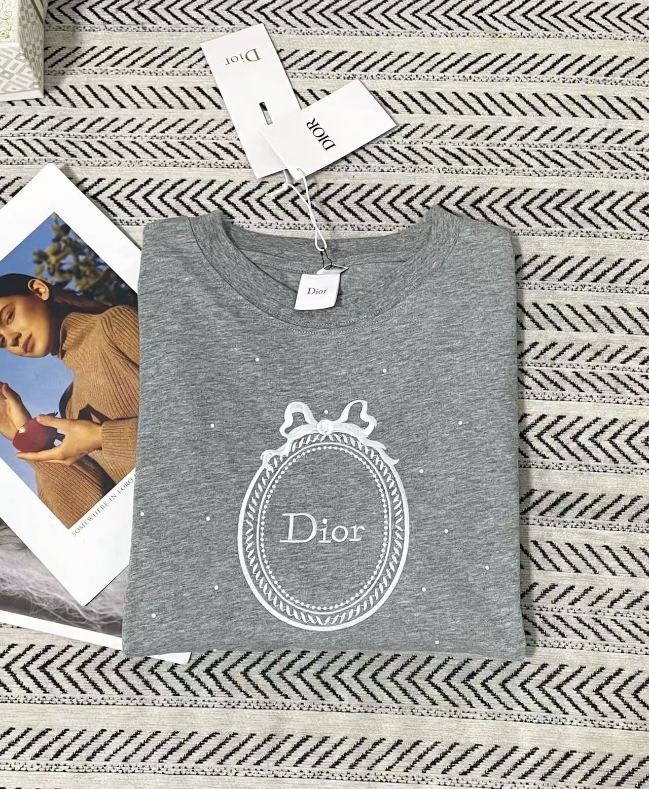 DI0R刺繍入り長袖Tシャツ【50％割引+送料無料】