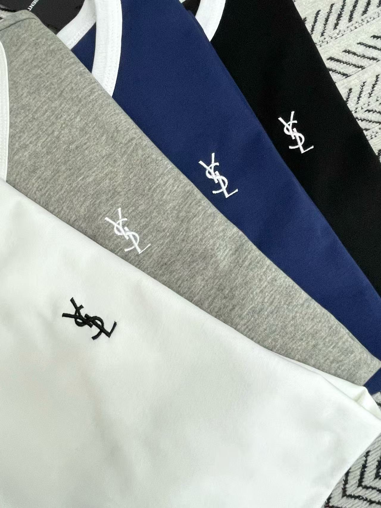 YSL シンプルロゴ長袖Tシャツ【50％割引+送料無料】