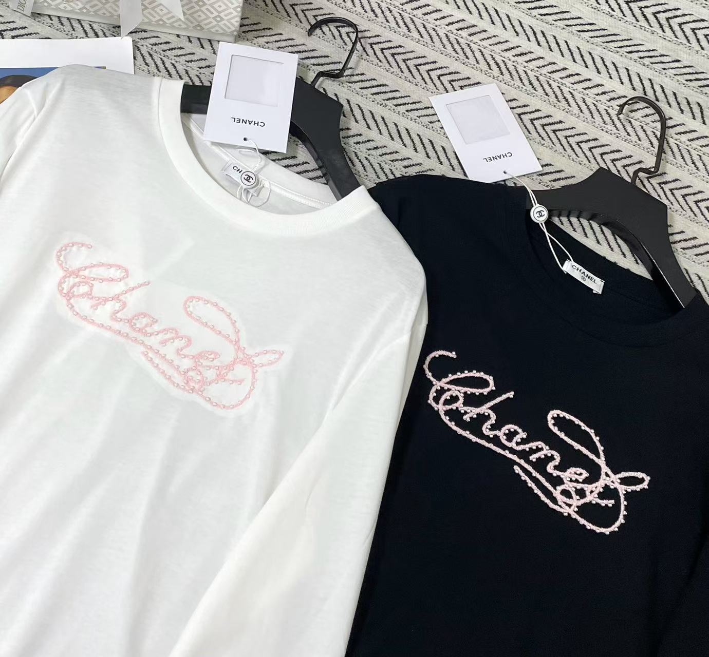 CHANE1 刺繍ビーズ文字入り長袖Tシャツ【50％割引+送料無料】