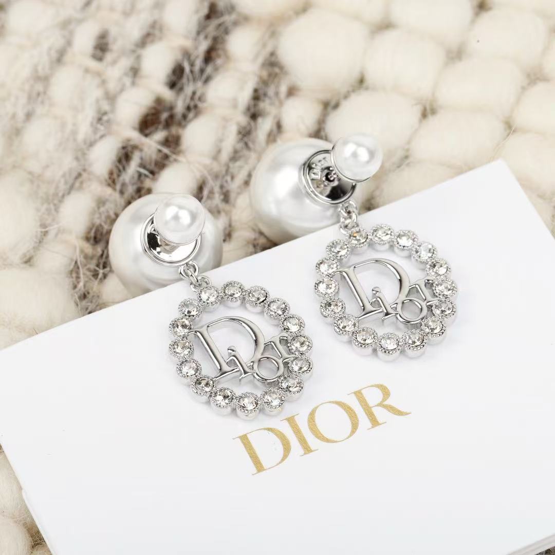 DI0Rパール・イニシャル・スタッドピアス【50％割引+送料無料】