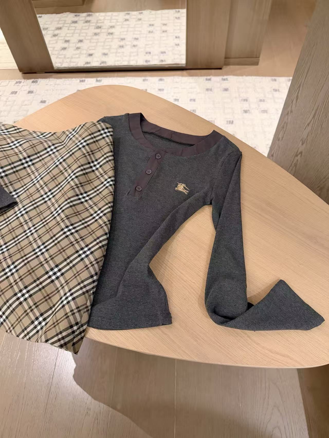 BUR8ERRY 長袖Tシャツとスカートのツーピースセット【50％割引+送料無料】