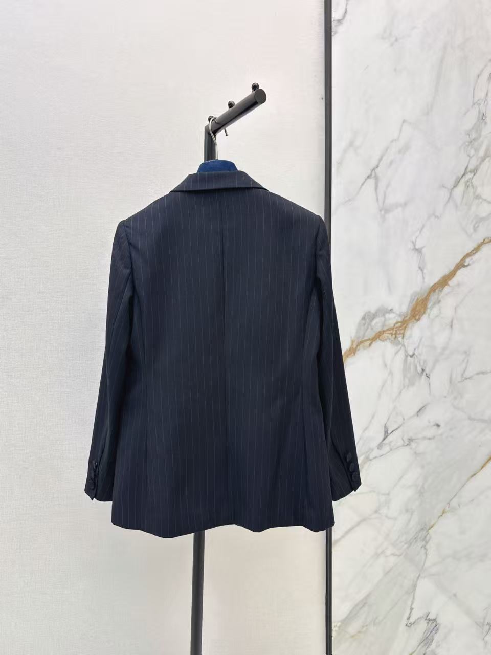 LV ストライプ柄スーツジャケット【50％割引+送料無料】