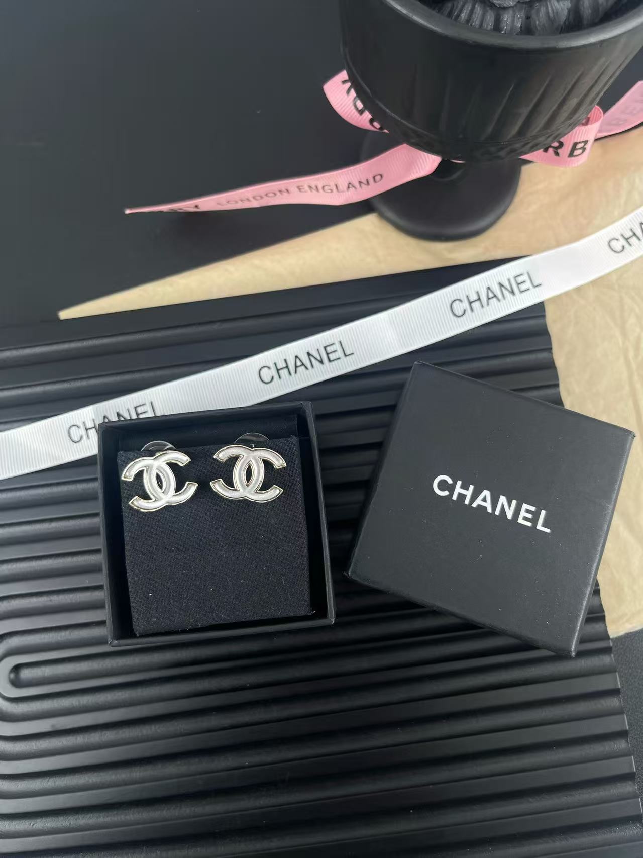 CHANE1 ホワイト ダブルC スタッドピアス【50％割引+送料無料】