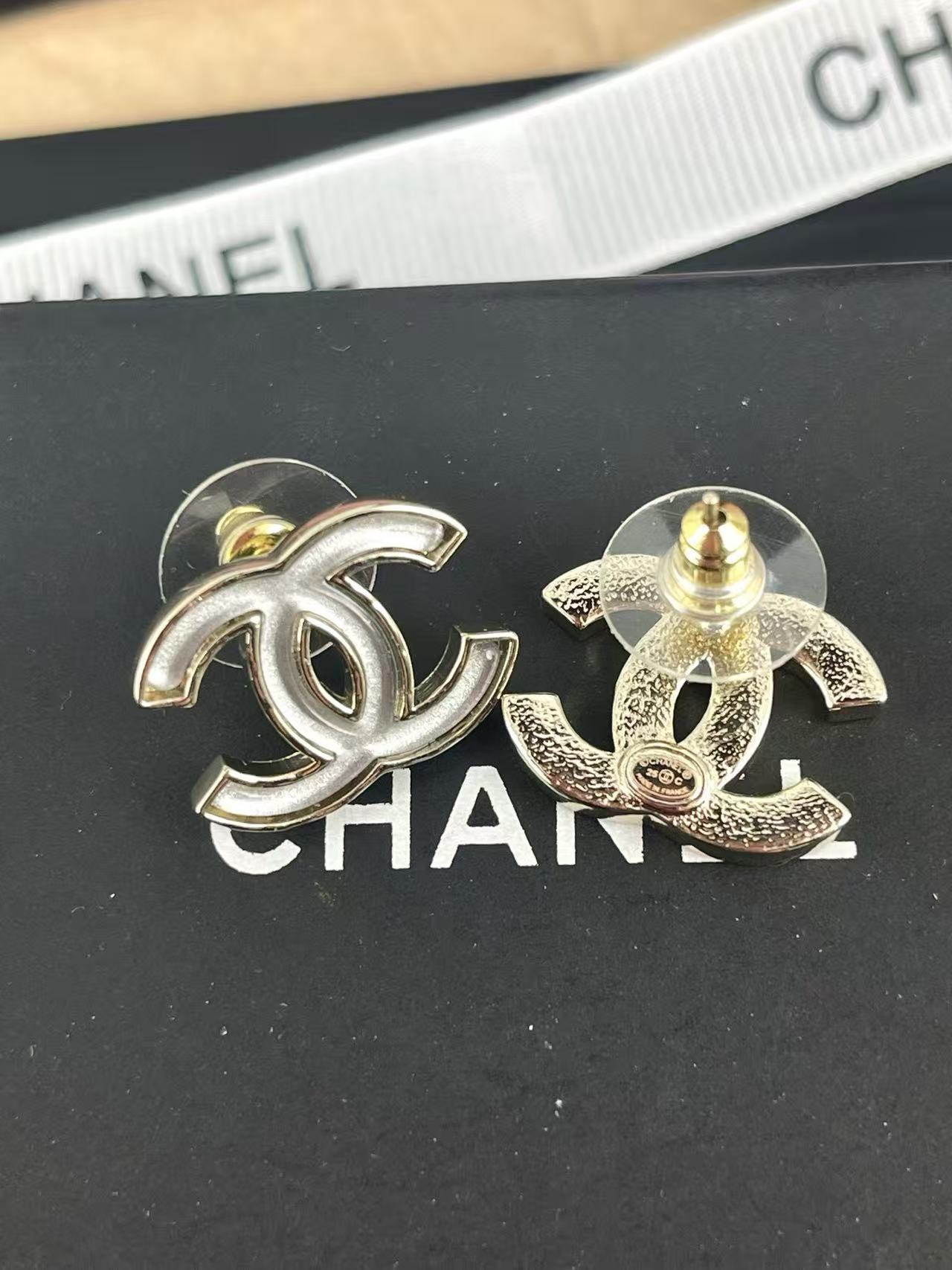 CHANE1 ホワイト ダブルC スタッドピアス【50％割引+送料無料】