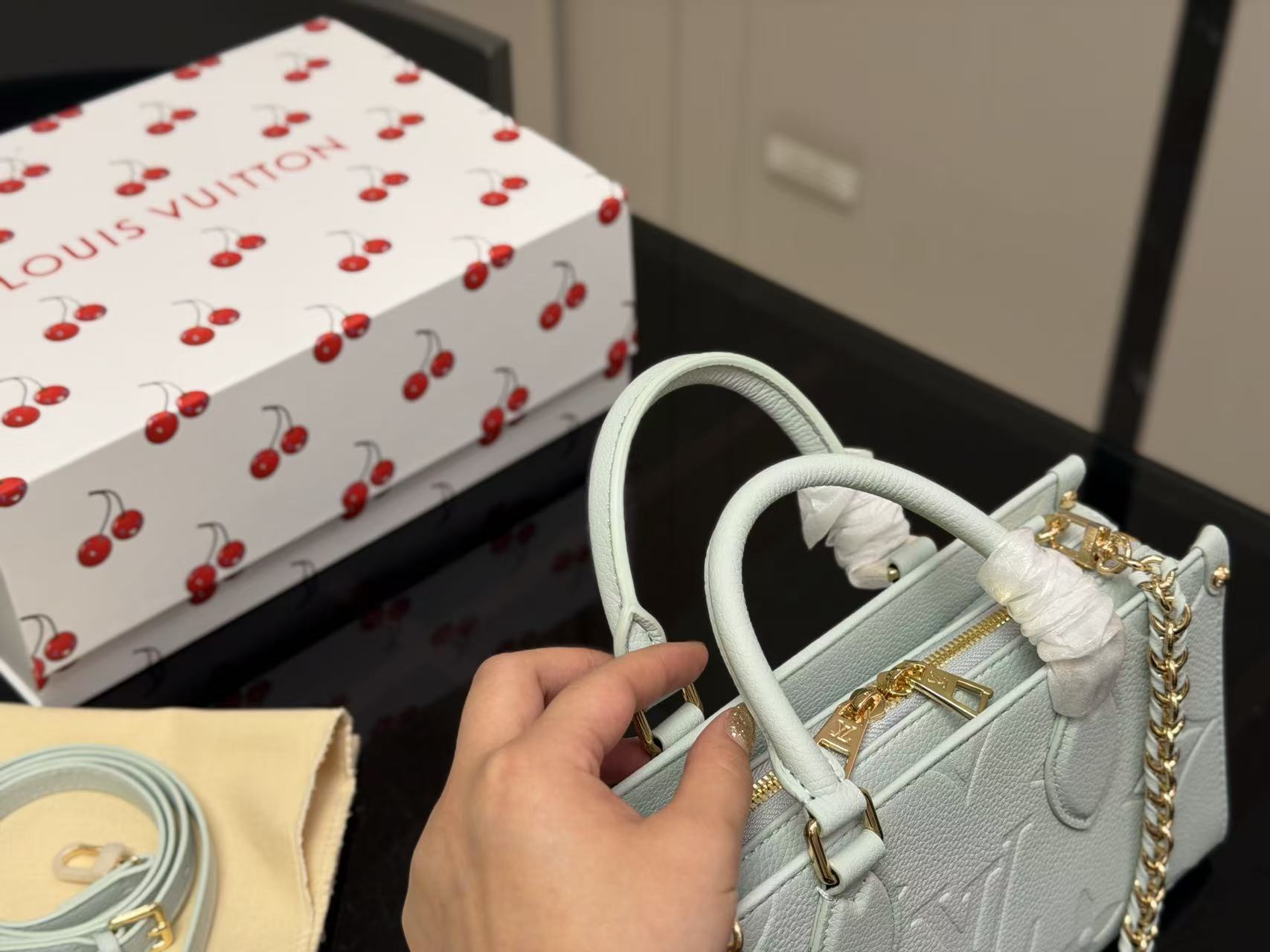 LV onthegoチェーンストラップ付きショッピングバッグ【50％割引+送料無料】