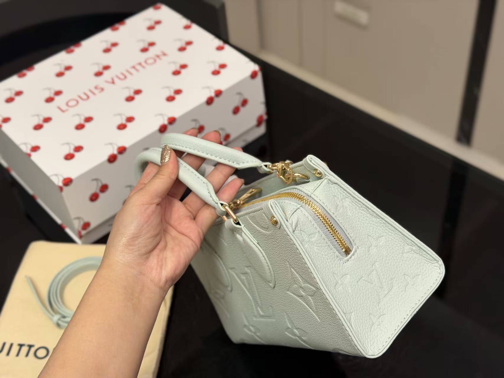 LV onthegoチェーンストラップ付きショッピングバッグ【50％割引+送料無料】