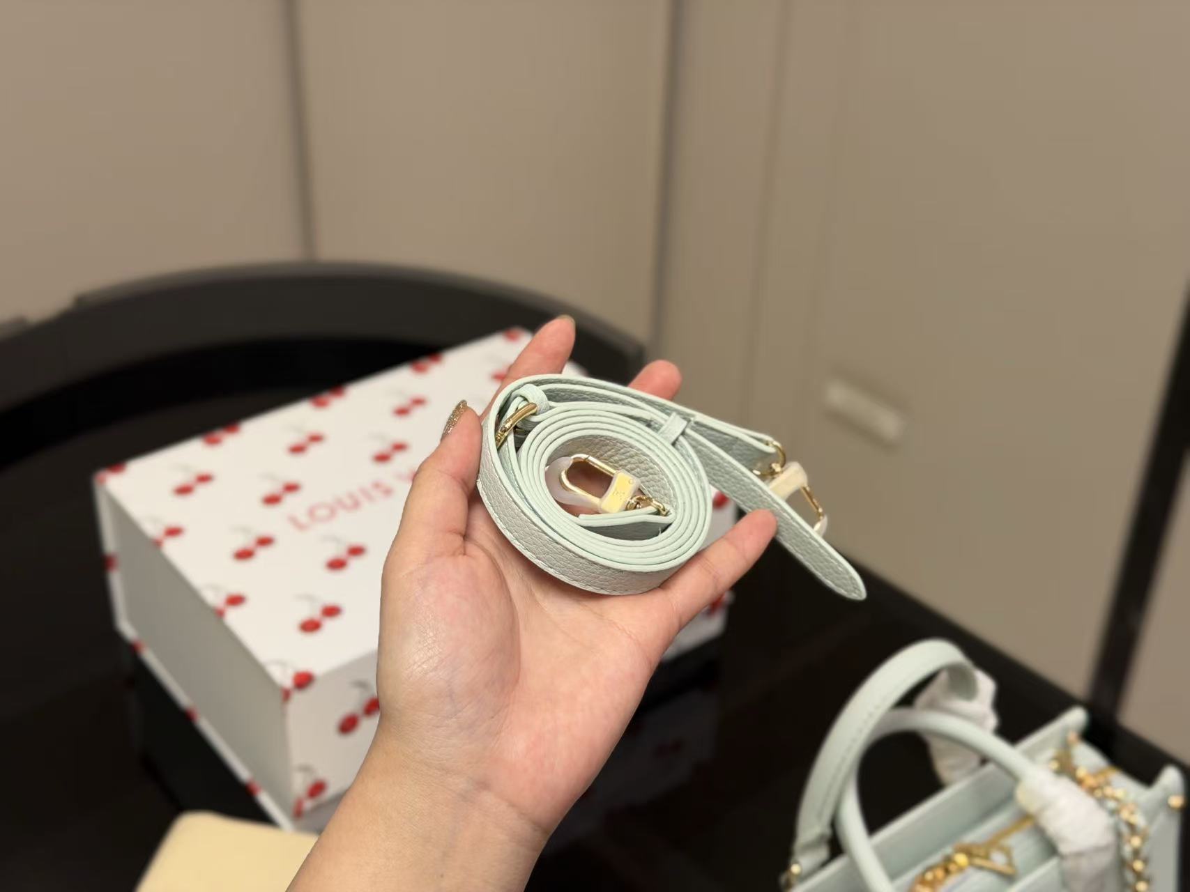 LV onthegoチェーンストラップ付きショッピングバッグ【50％割引+送料無料】