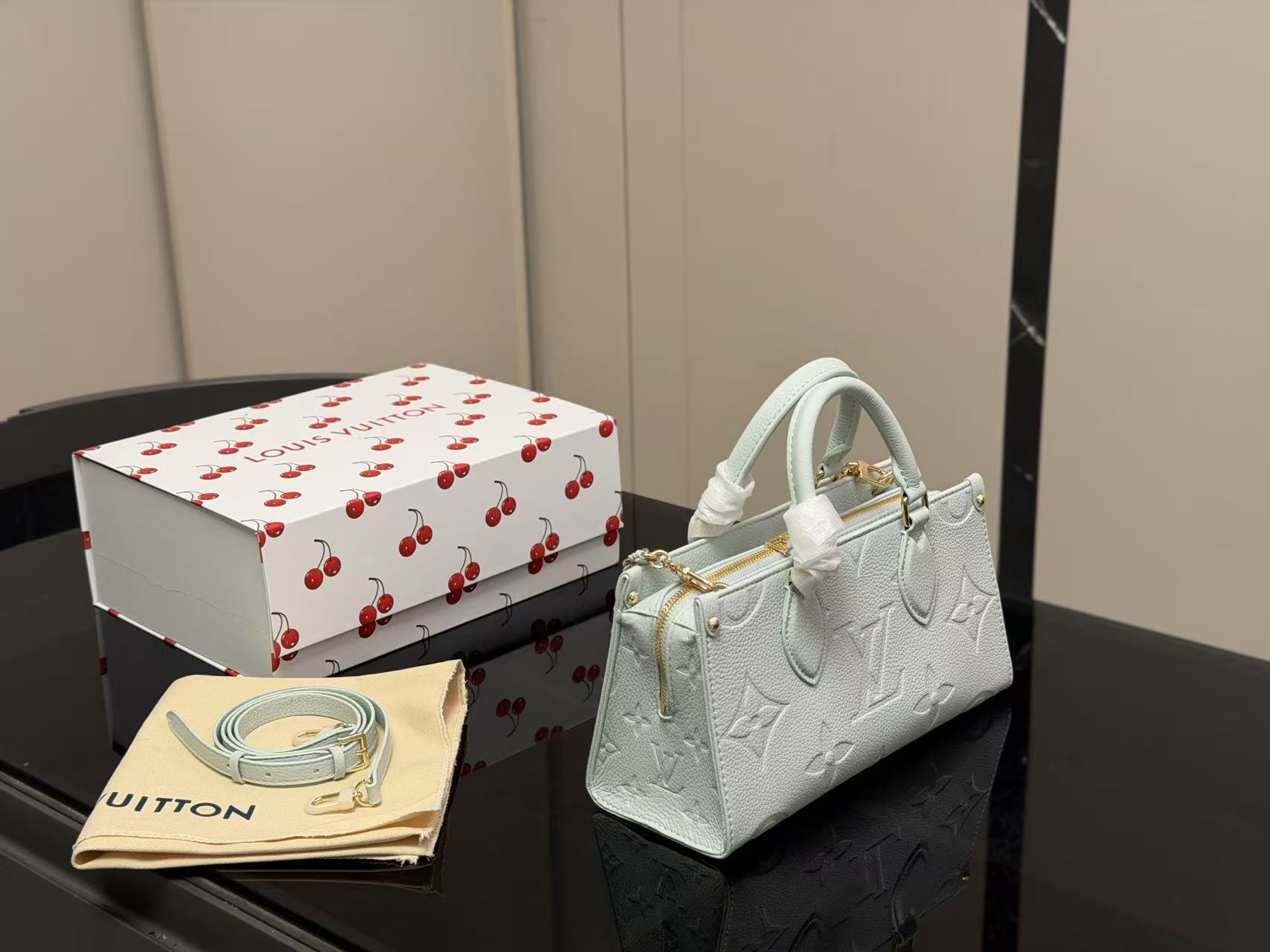 LV onthegoチェーンストラップ付きショッピングバッグ【50％割引+送料無料】