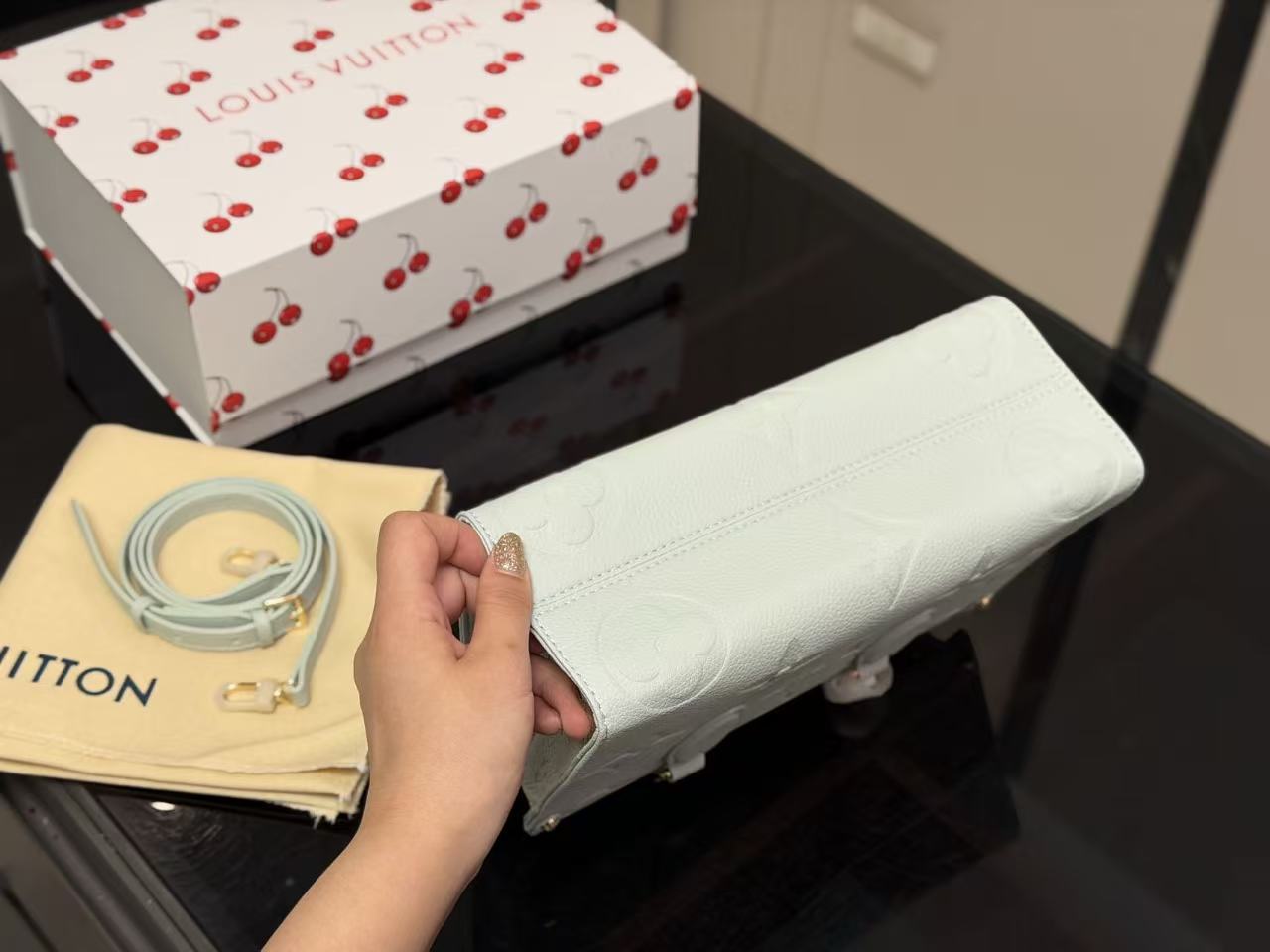 LV onthegoチェーンストラップ付きショッピングバッグ【50％割引+送料無料】