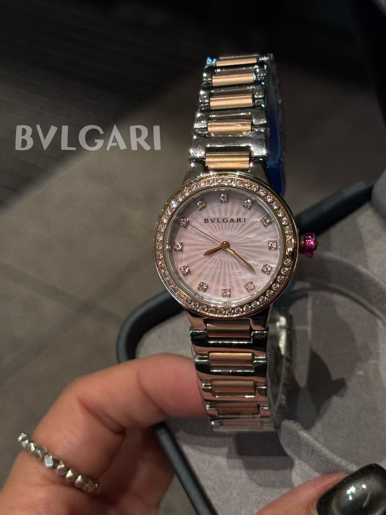 BVLGAR1ダイヤモンドがちりばめられたスチール製のレディース腕時計【50％割引+送料無料】