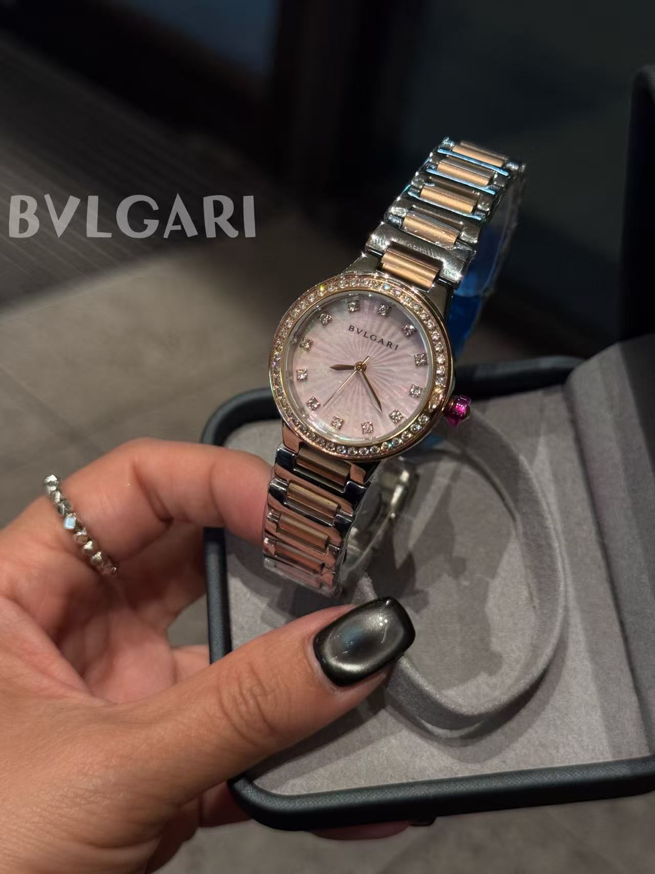 BVLGAR1ダイヤモンドがちりばめられたスチール製のレディース腕時計【50％割引+送料無料】