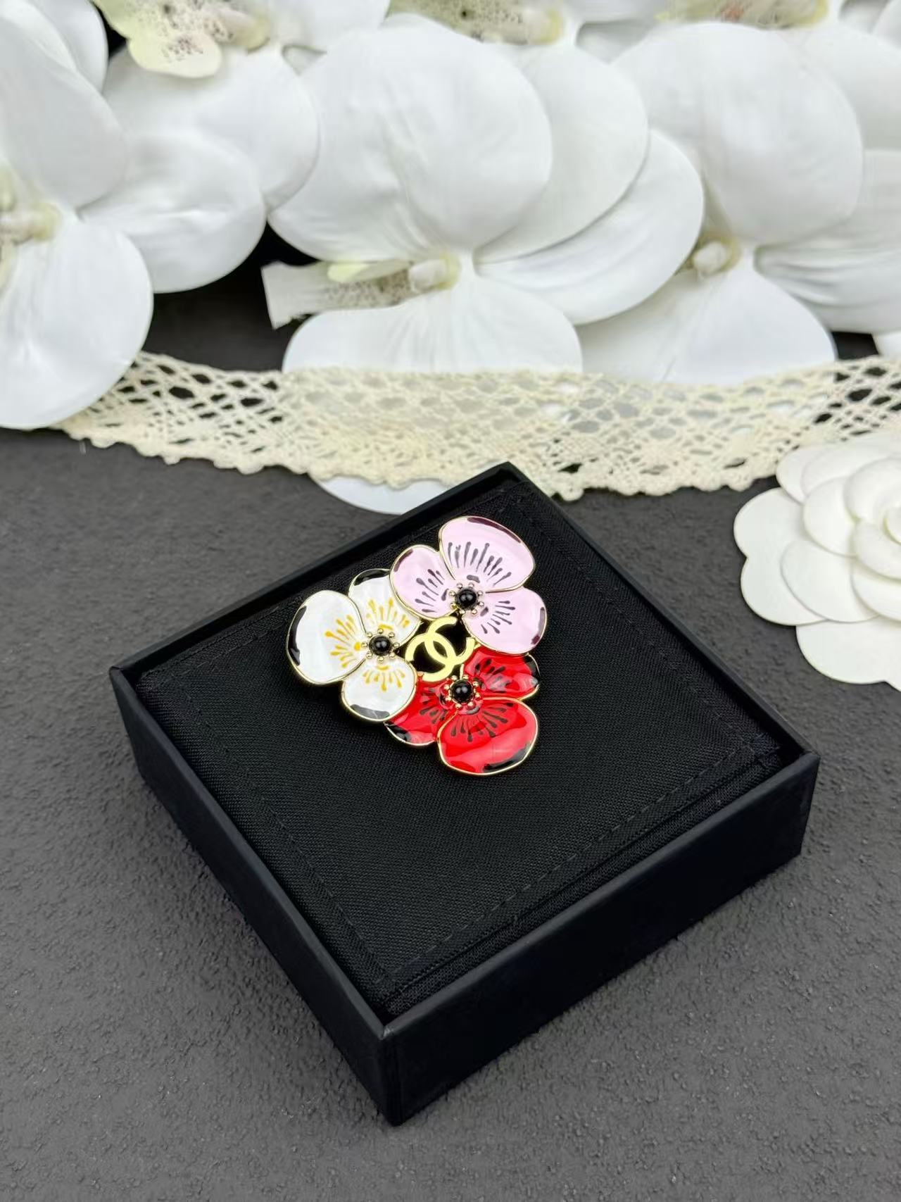CHANE1 エナメル花びらブローチ【50％割引+送料無料】