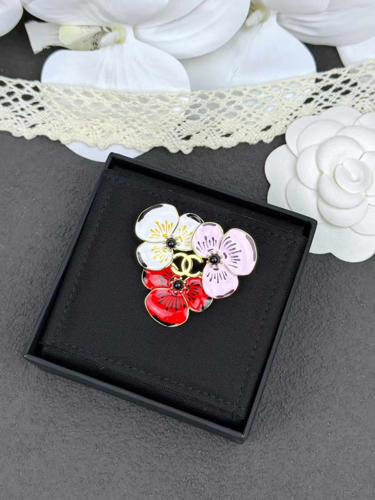 CHANE1 エナメル花びらブローチ【50％割引+送料無料】