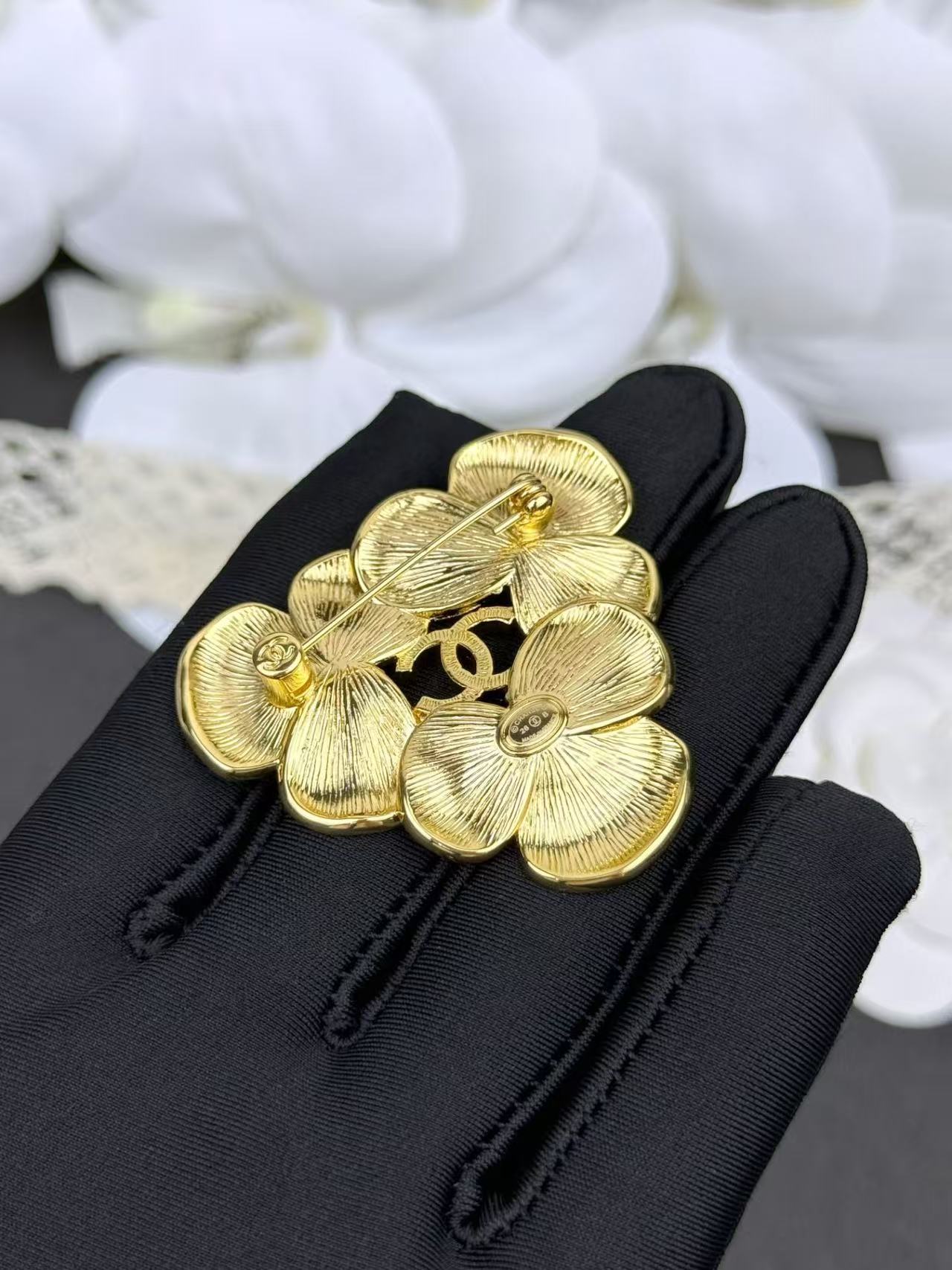 CHANE1 エナメル花びらブローチ【50％割引+送料無料】