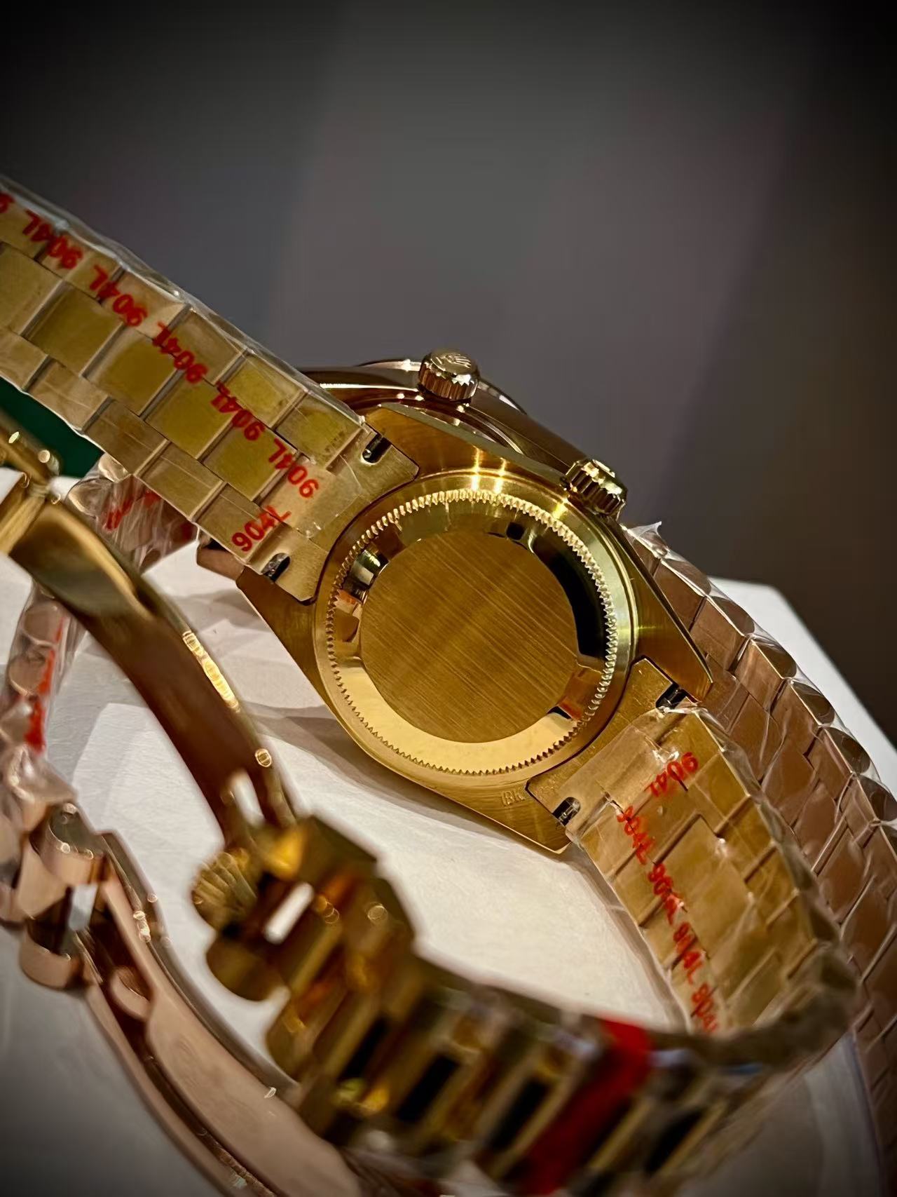 ROLEXダイヤモンドがちりばめられたスチール製のレディース腕時計【50％割引+送料無料】