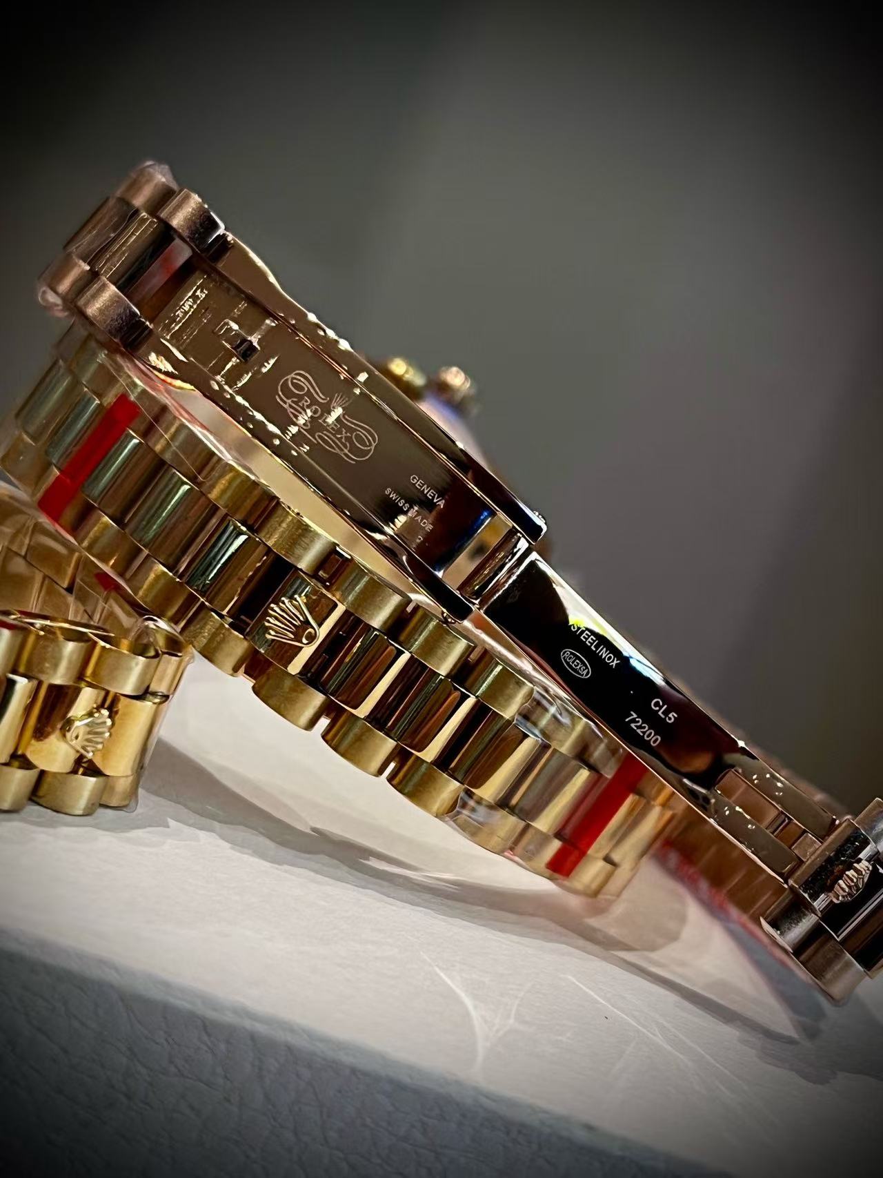 ROLEXダイヤモンドがちりばめられたスチール製のレディース腕時計【50％割引+送料無料】
