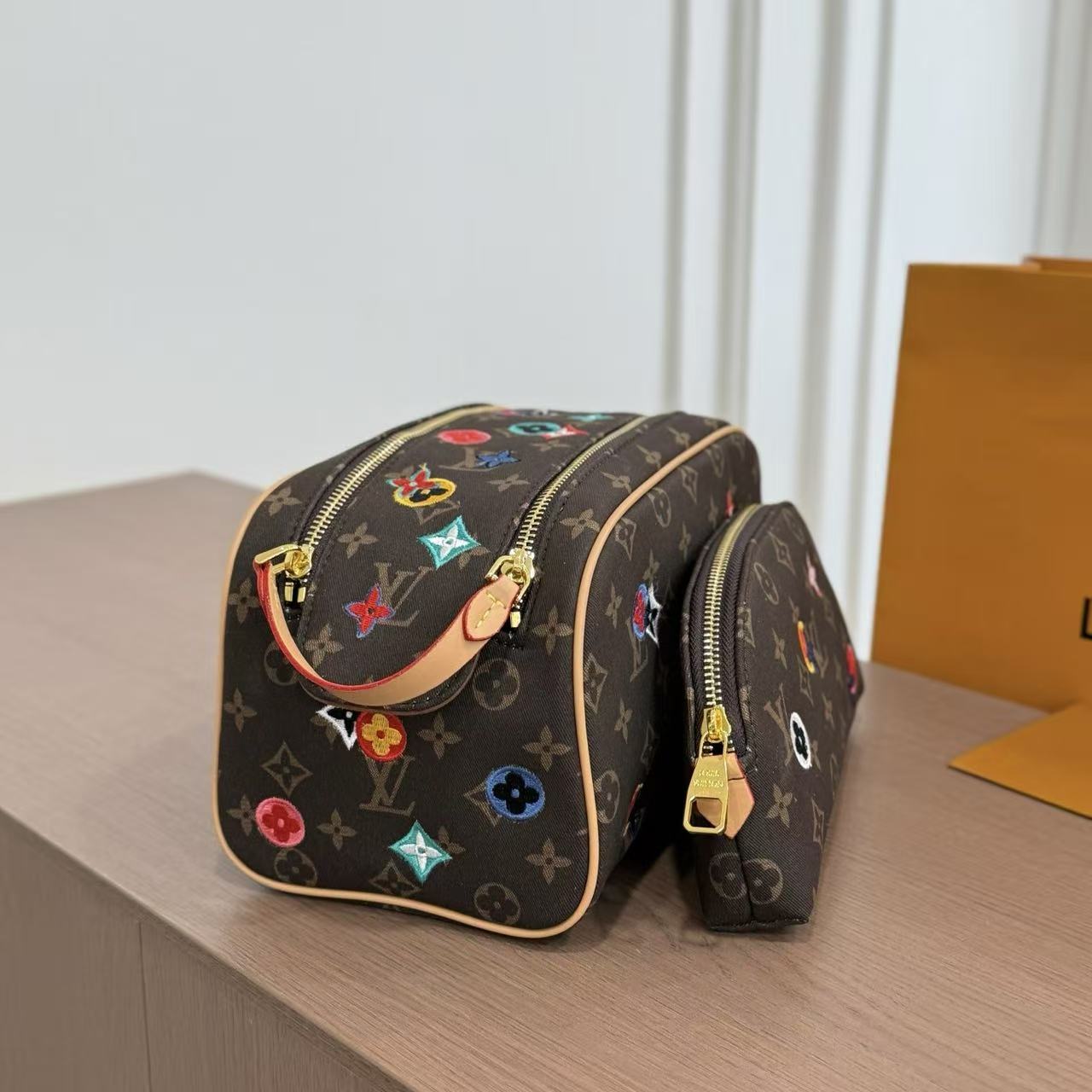 LV ファスナー付きコスメティックポーチ【50％割引+送料無料】