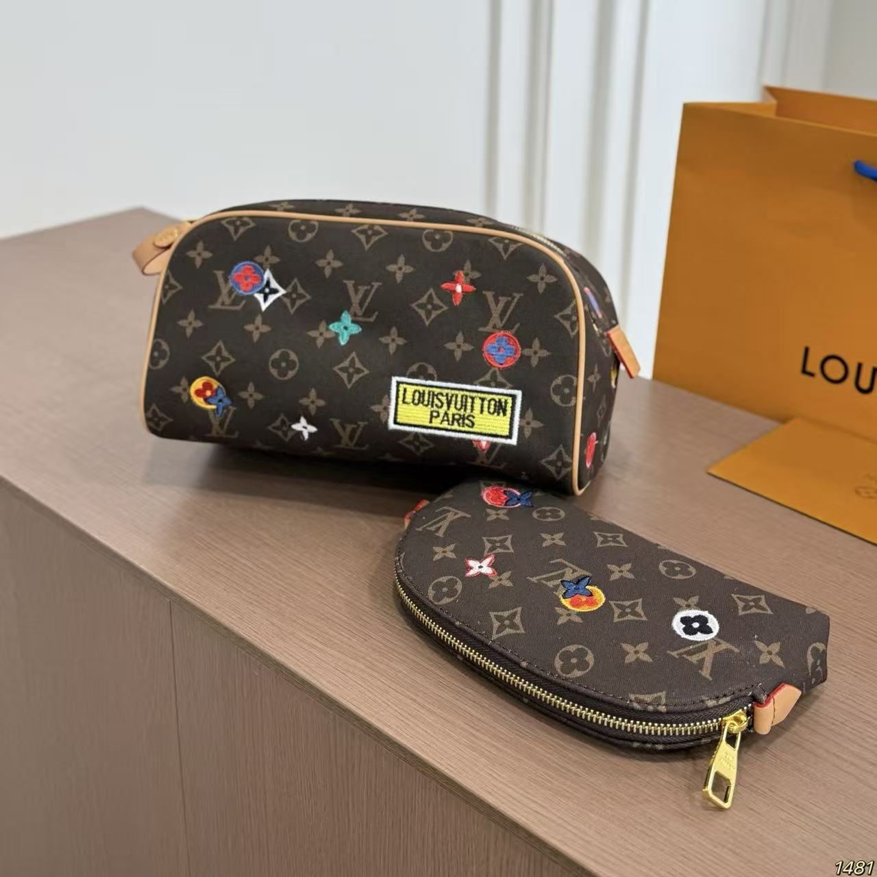 LV ファスナー付きコスメティックポーチ【50％割引+送料無料】