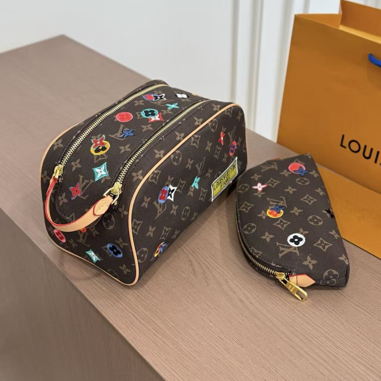 LV ファスナー付きコスメティックポーチ【50％割引+送料無料】