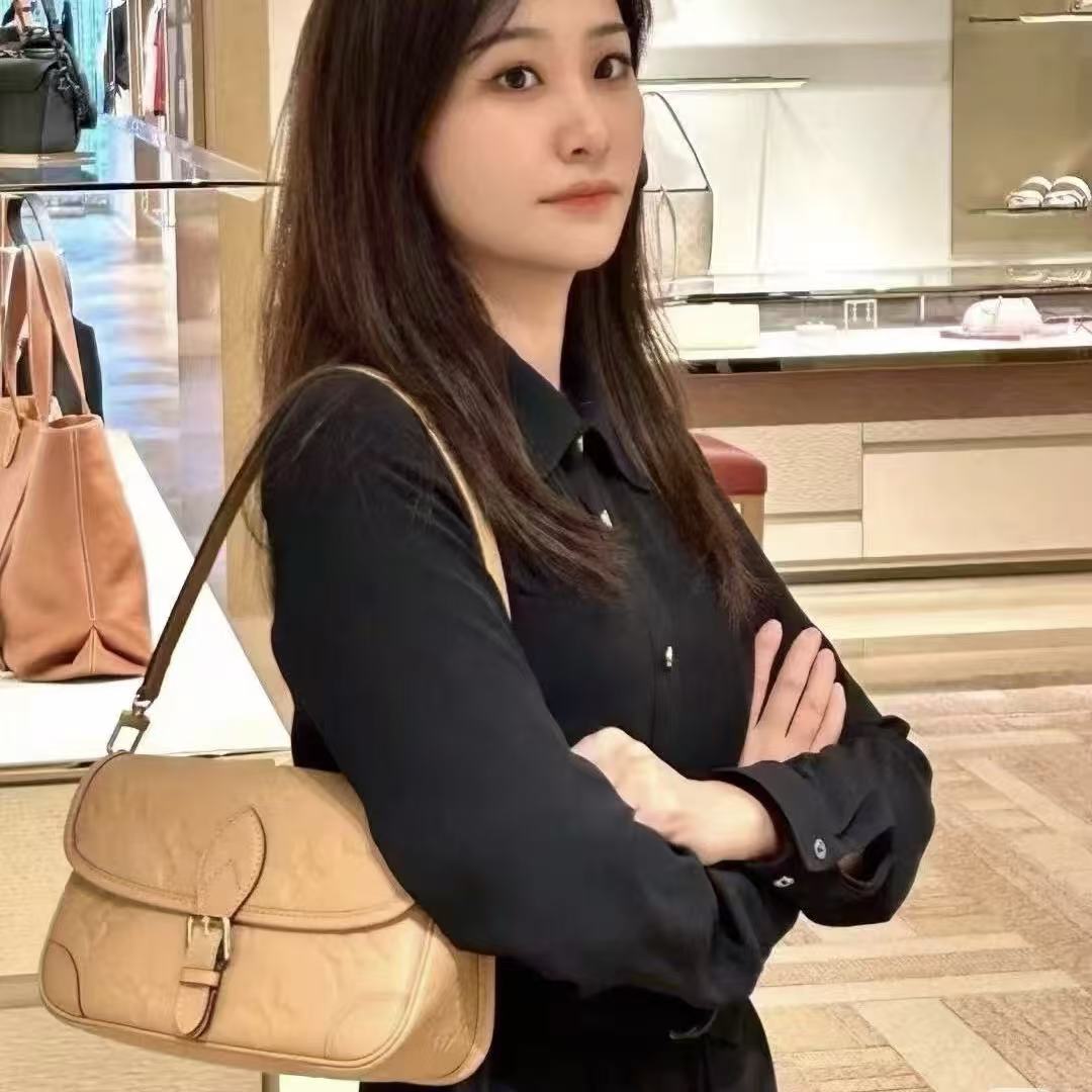 LV エンボス アンダーアームバッグ【50％割引+送料無料】