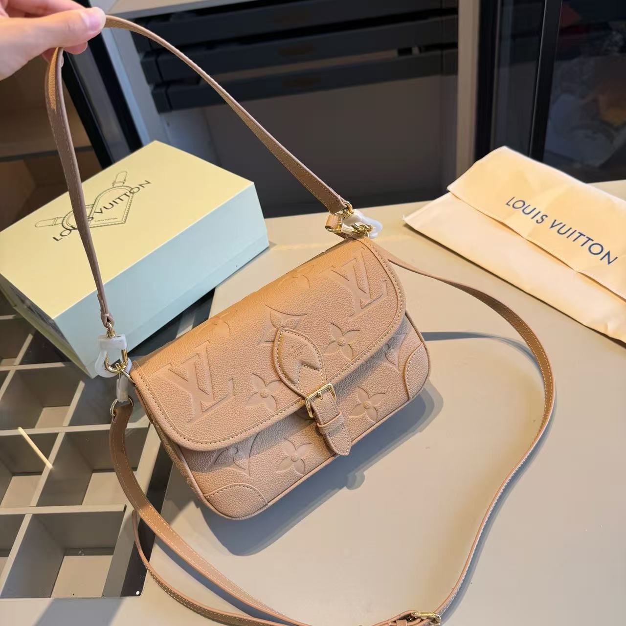 LV エンボス アンダーアームバッグ【50％割引+送料無料】