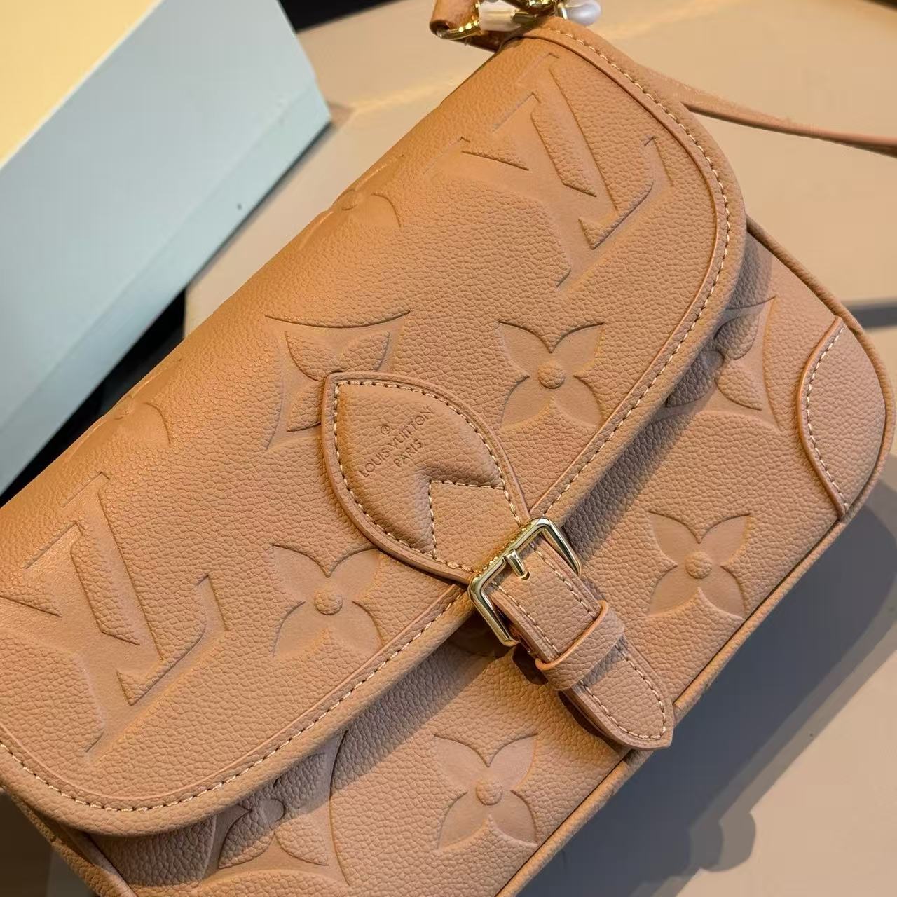 LV エンボス アンダーアームバッグ【50％割引+送料無料】
