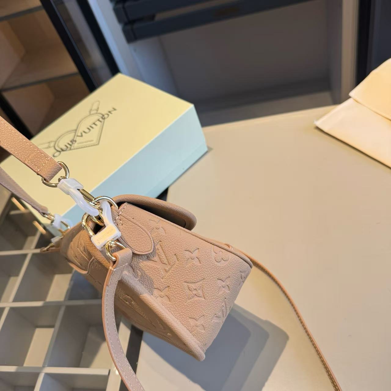 LV エンボス アンダーアームバッグ【50％割引+送料無料】