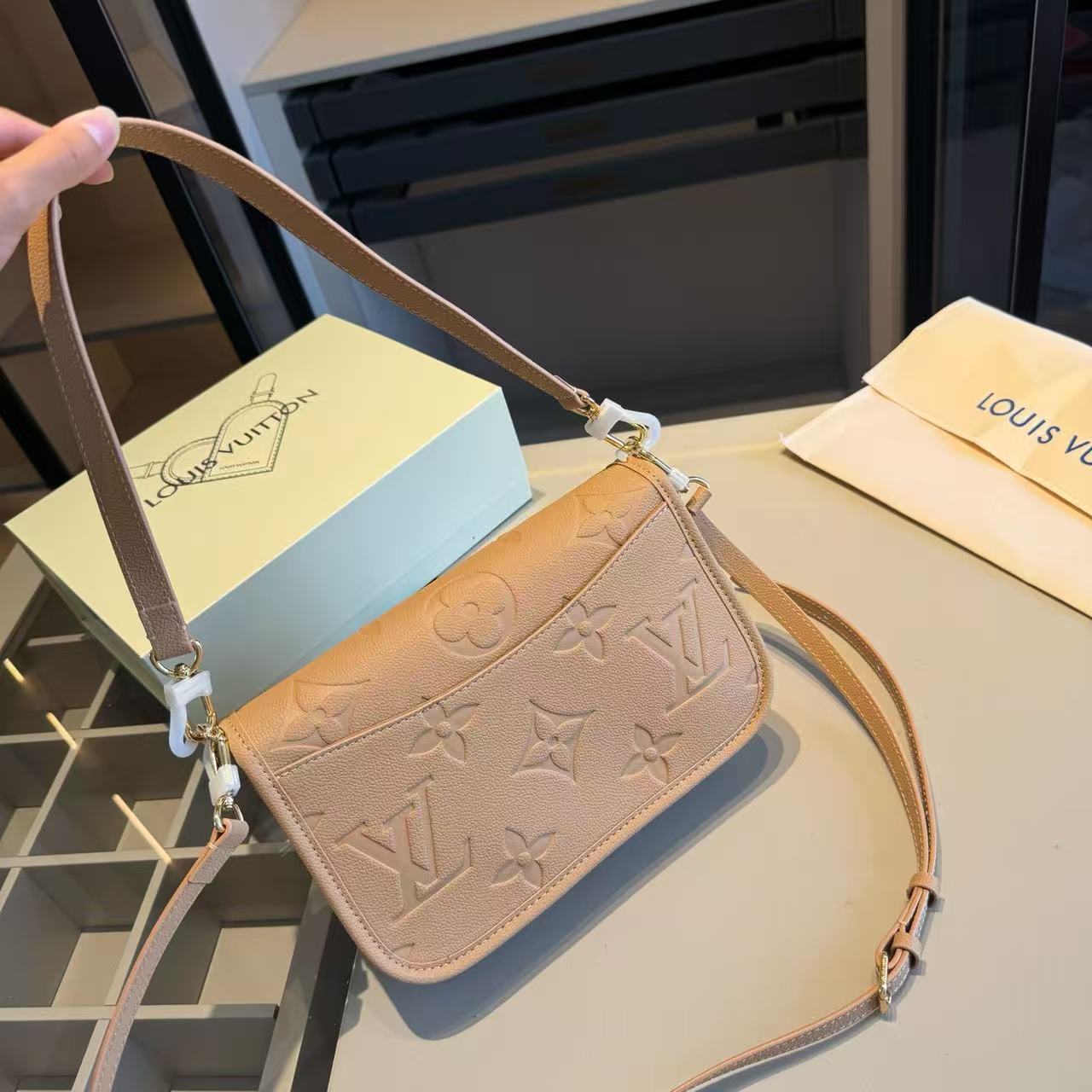 LV エンボス アンダーアームバッグ【50％割引+送料無料】