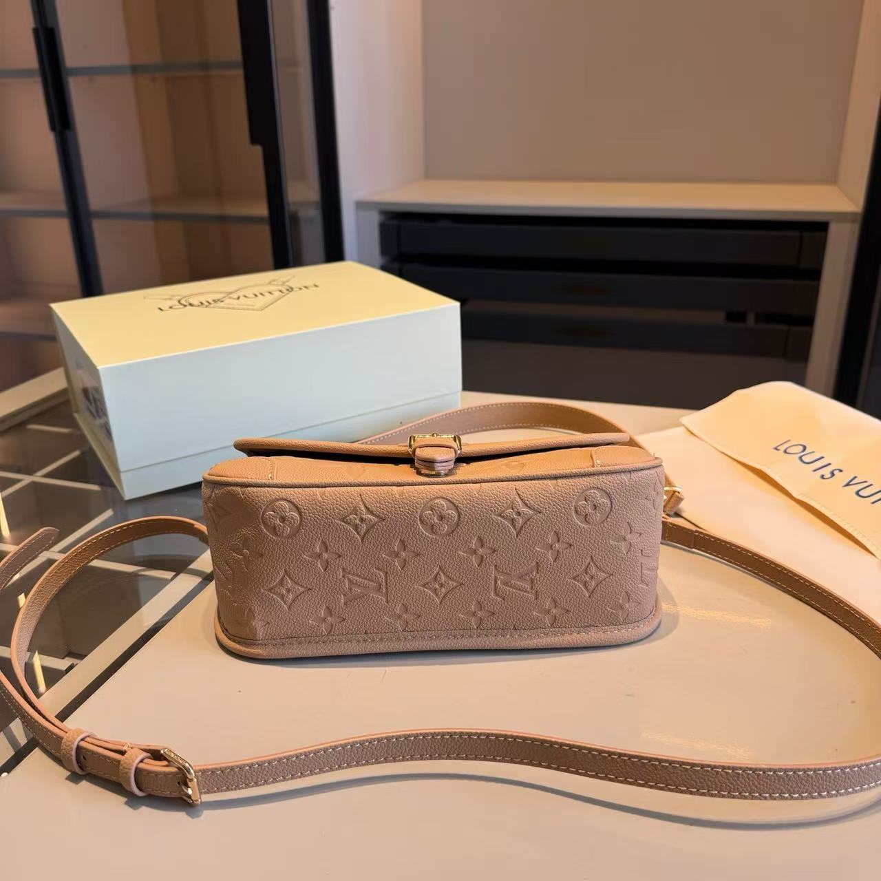 LV エンボス アンダーアームバッグ【50％割引+送料無料】