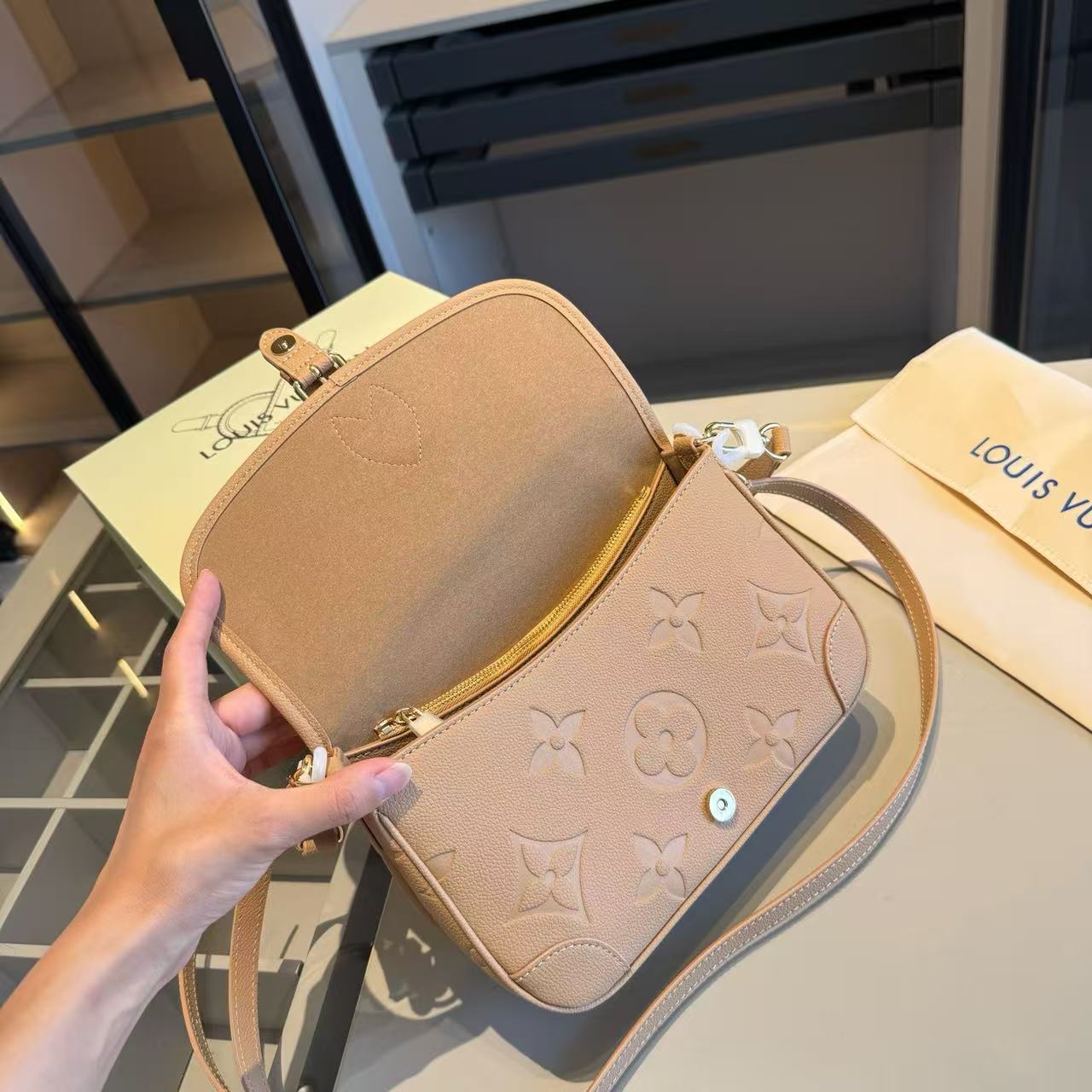 LV エンボス アンダーアームバッグ【50％割引+送料無料】