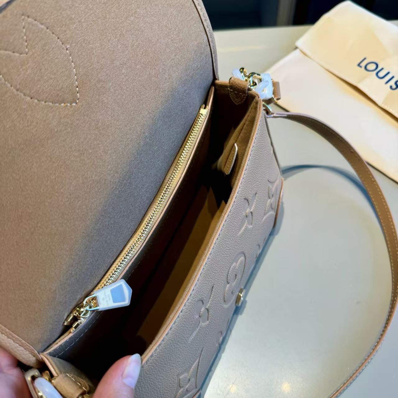 LV エンボス アンダーアームバッグ【50％割引+送料無料】