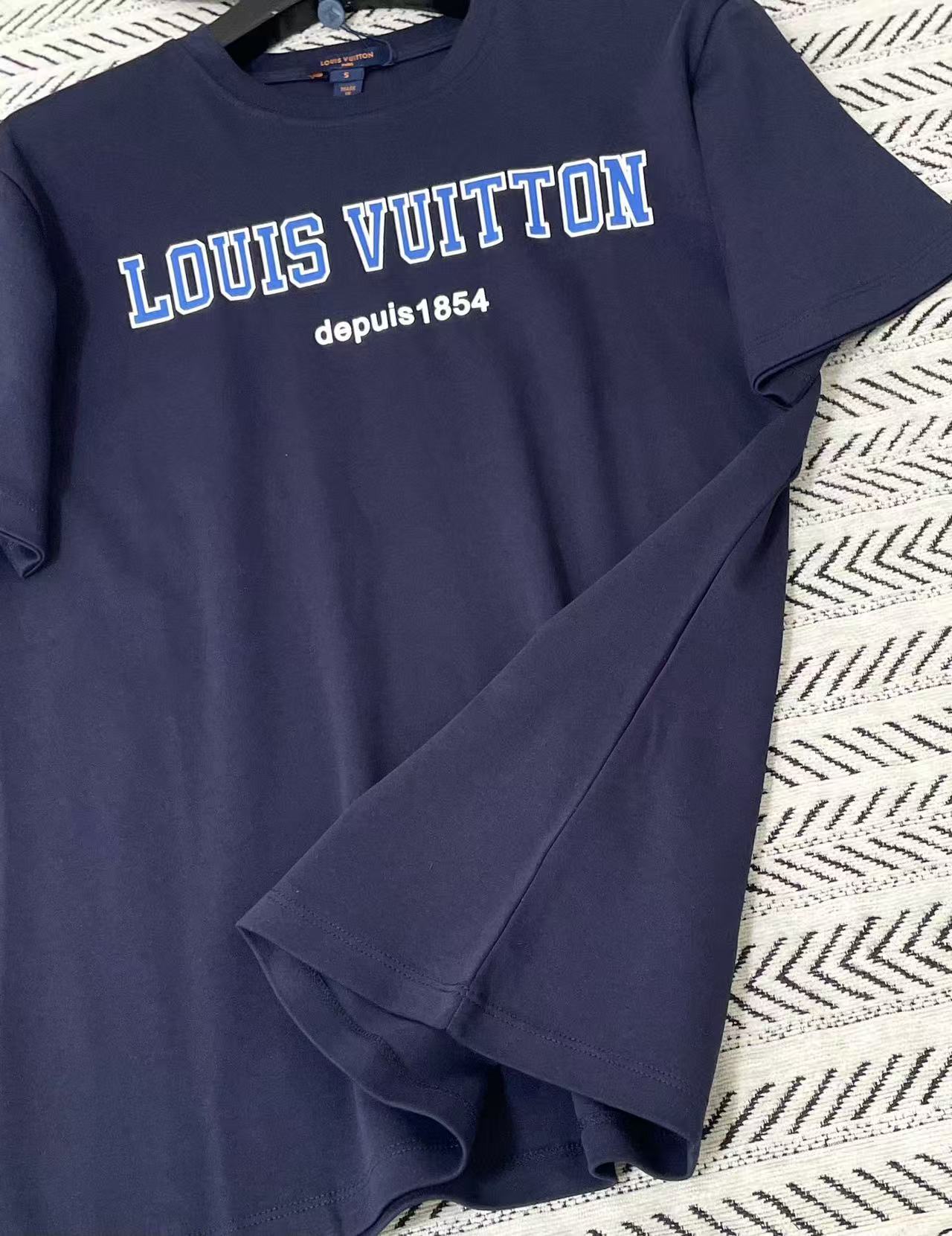 LVロゴ入り半袖Tシャツ【50％割引+送料無料】