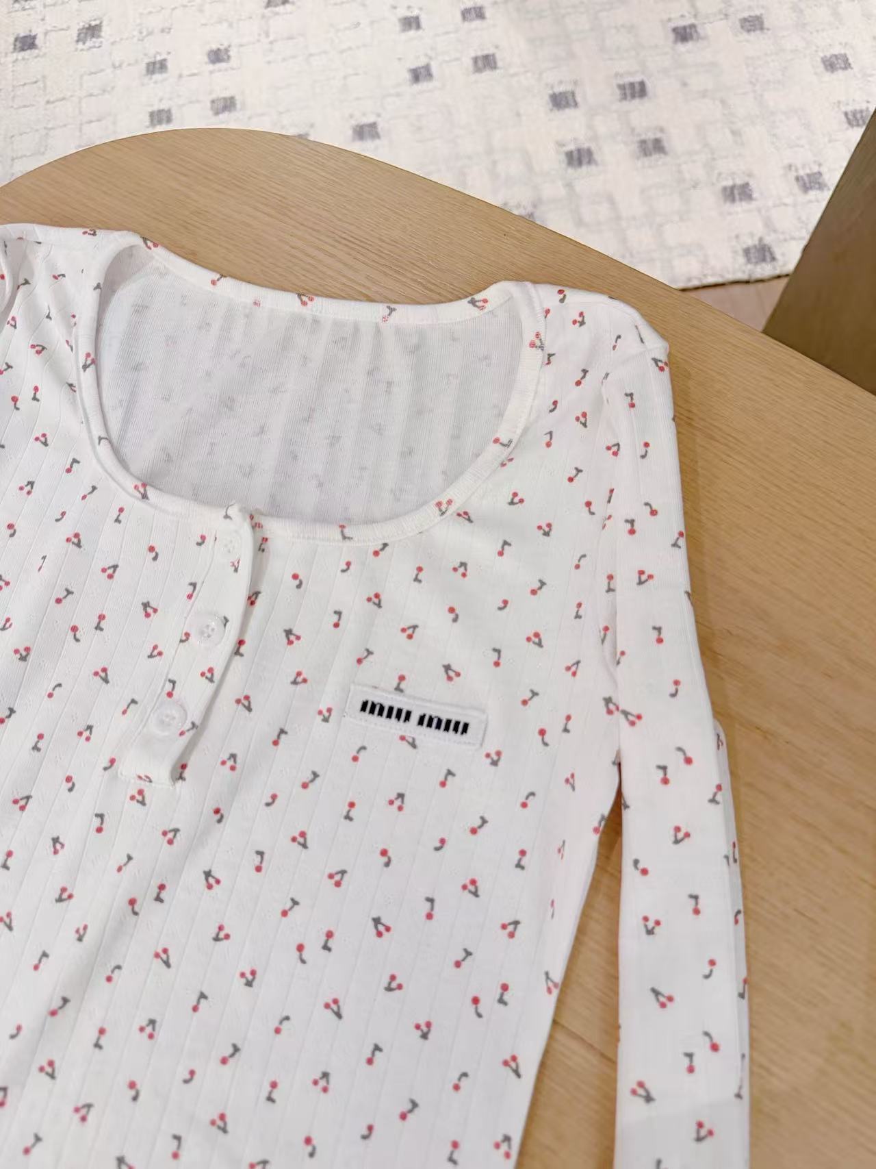 M1UM1U チェリー 長袖Tシャツ【50％割引+送料無料】