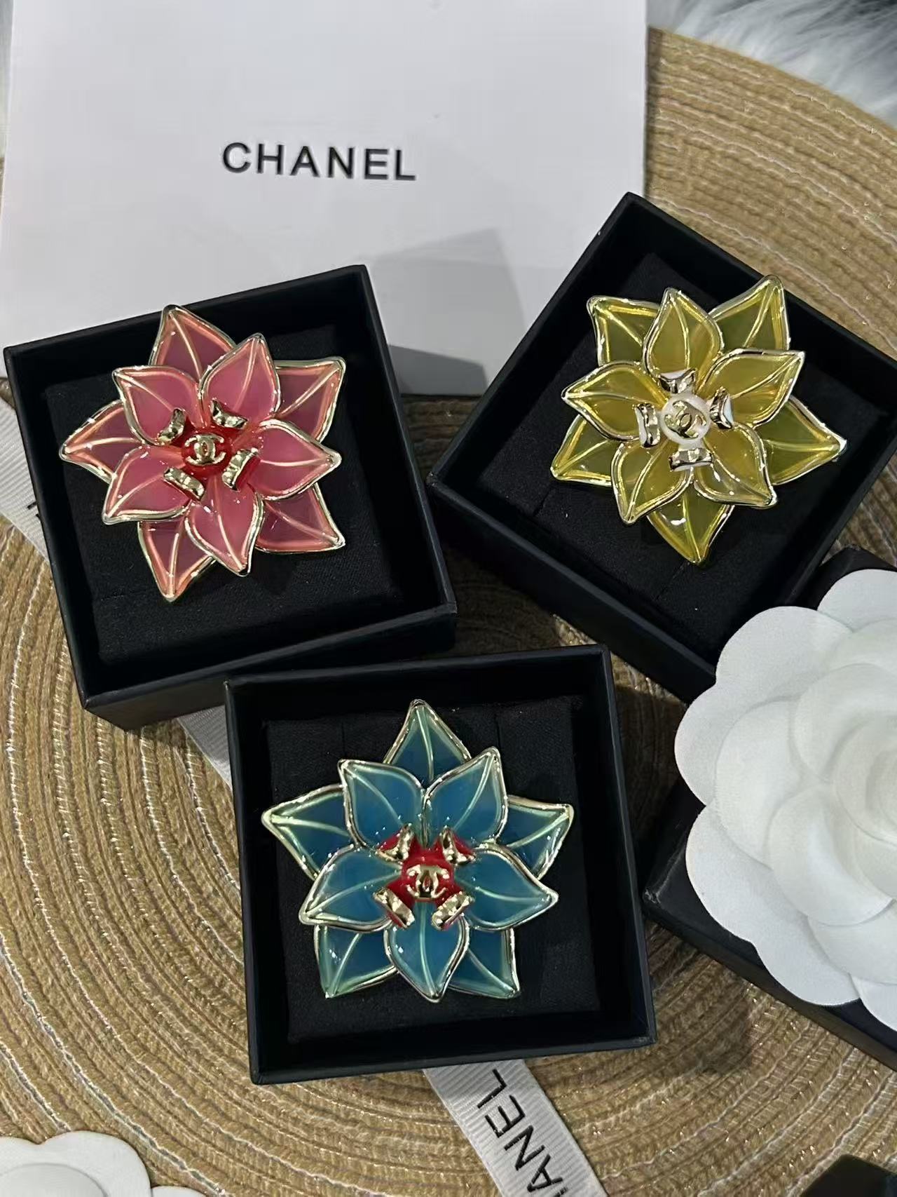 CHANE1 ダブルCフラワーブローチ【50％割引+送料無料】