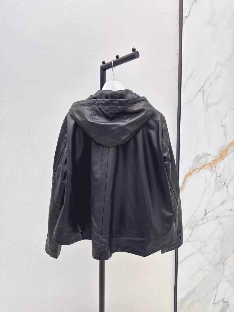 L0WEW刺繍ロゴ入りレザージャケット【50％割引+送料無料】