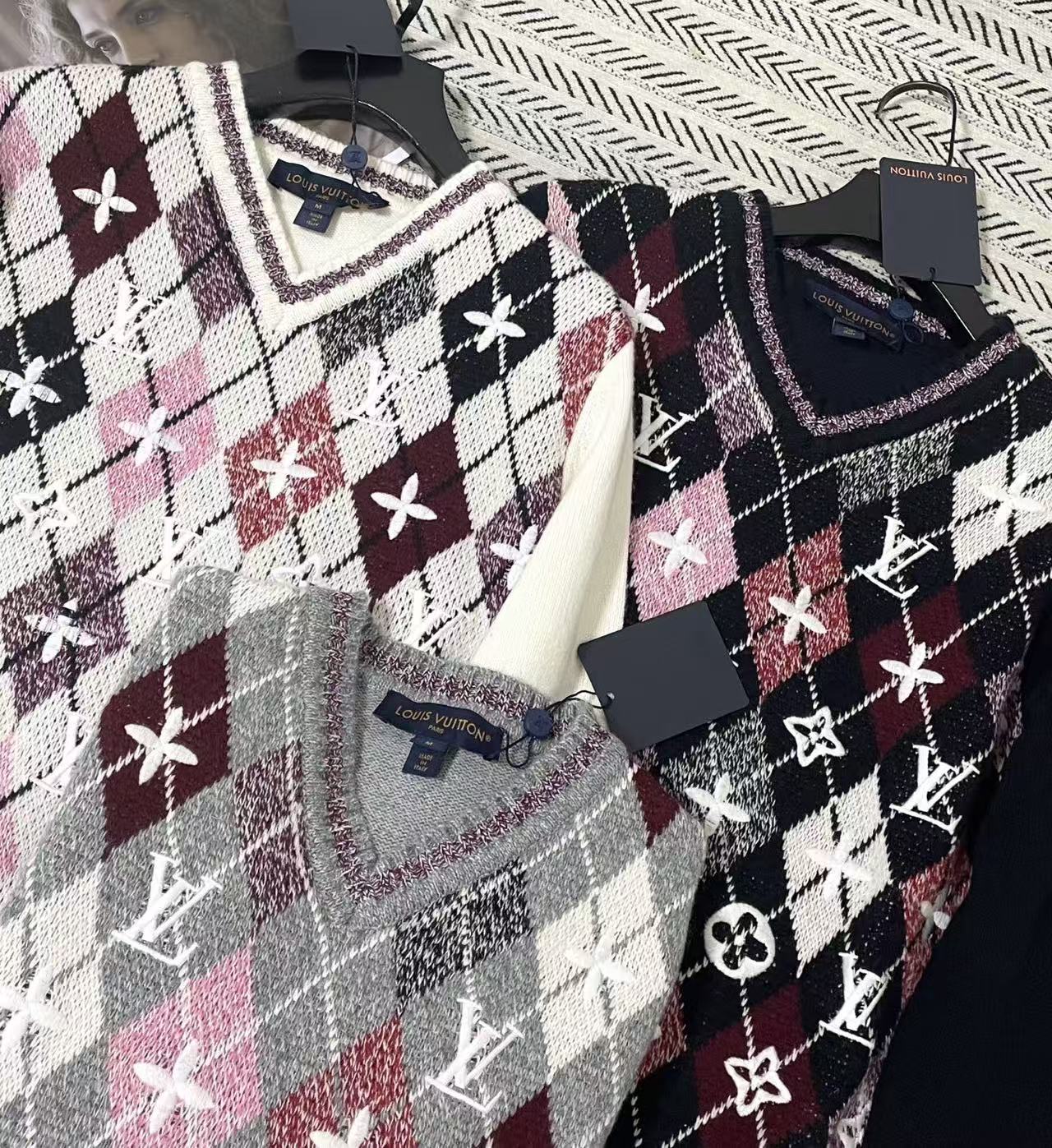 LV刺繍 Vネック ウールセーター【50％割引+送料無料】