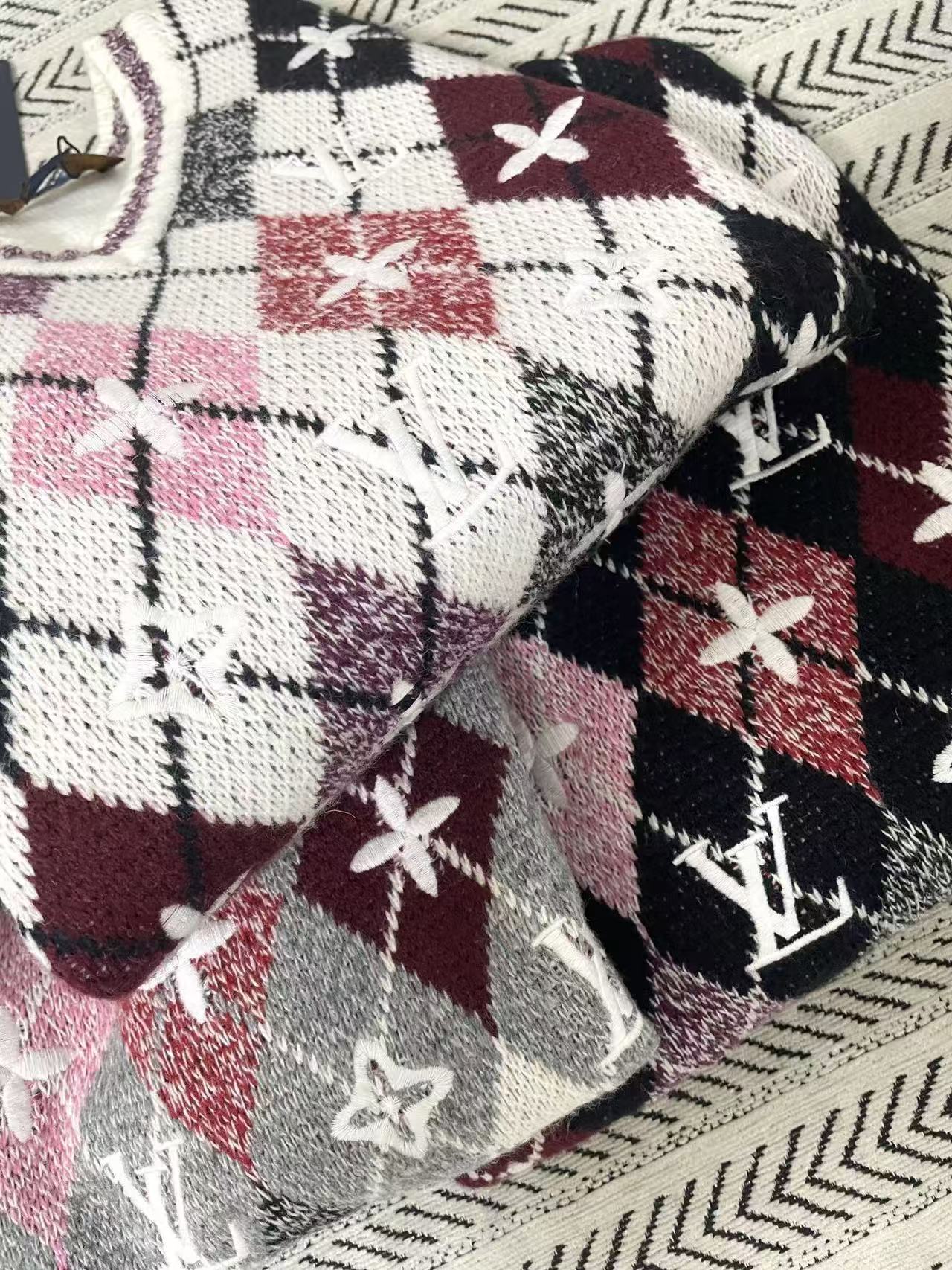 LV刺繍 Vネック ウールセーター【50％割引+送料無料】