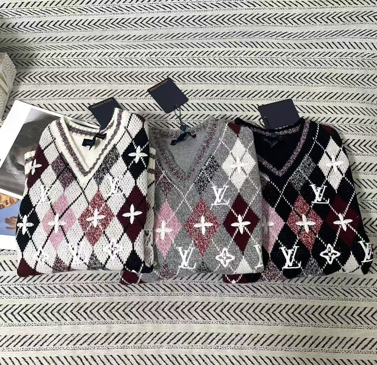 LV刺繍 Vネック ウールセーター【50％割引+送料無料】