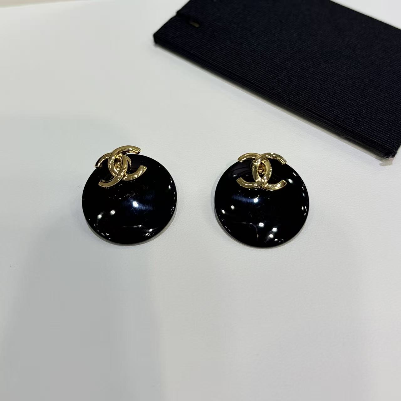 CHANE1 ブラック ダブルC スタッドピアス【50％割引+送料無料】