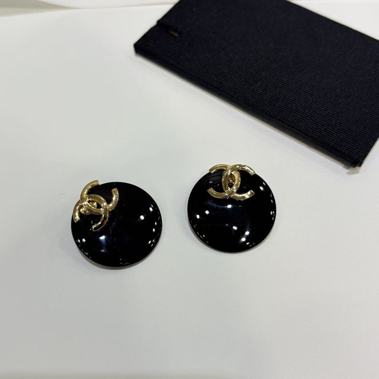 CHANE1 ブラック ダブルC スタッドピアス【50％割引+送料無料】