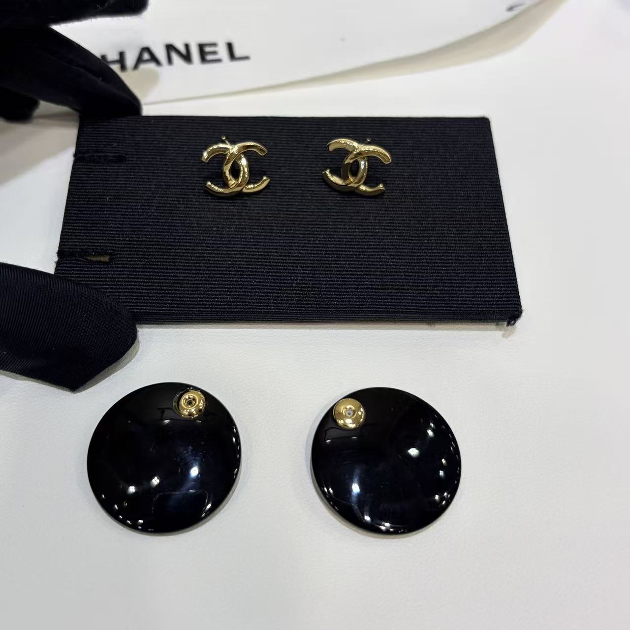CHANE1 ブラック ダブルC スタッドピアス【50％割引+送料無料】
