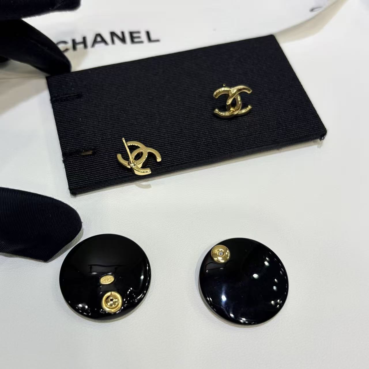 CHANE1 ブラック ダブルC スタッドピアス【50％割引+送料無料】