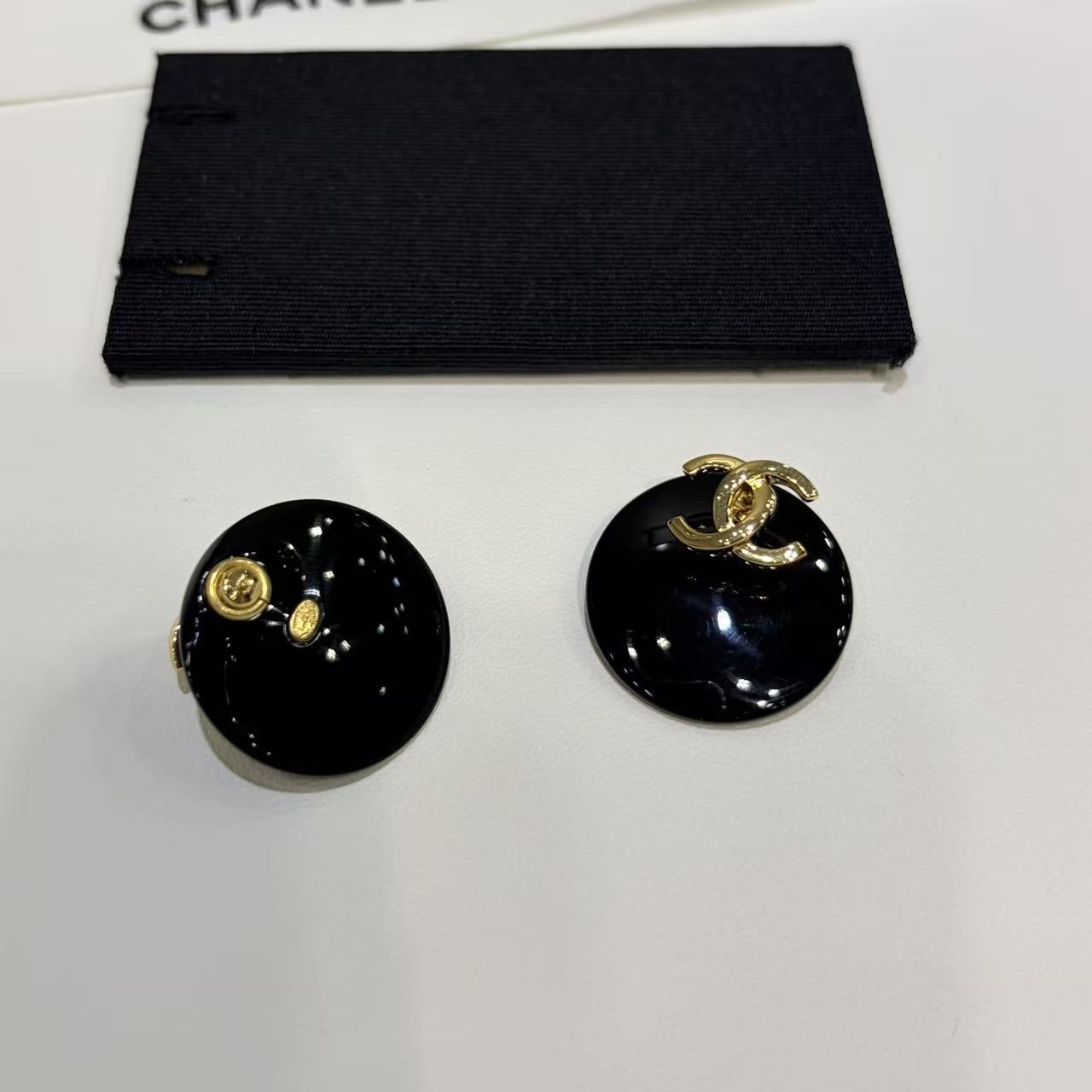 CHANE1 ブラック ダブルC スタッドピアス【50％割引+送料無料】