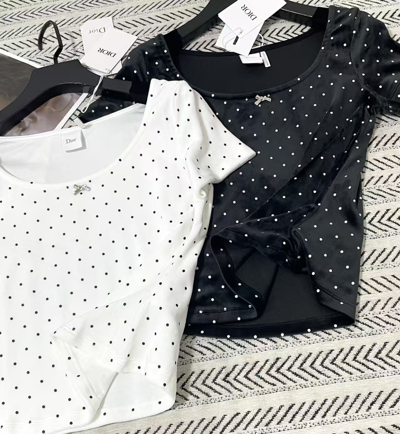 DI0Rベルベット・ポルカドットTシャツ【50％割引+送料無料】