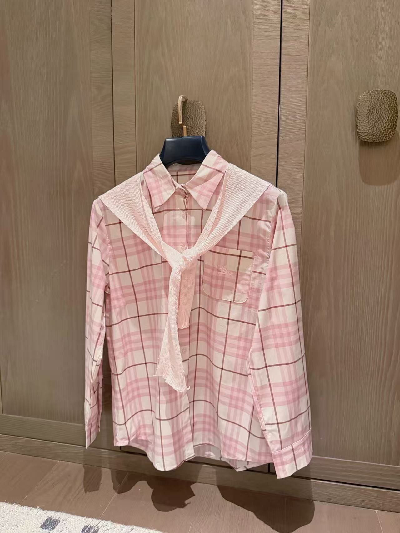 BUR8ERRYの刺繍入り軍馬スカーフ＋シャツ【50％割引+送料無料】