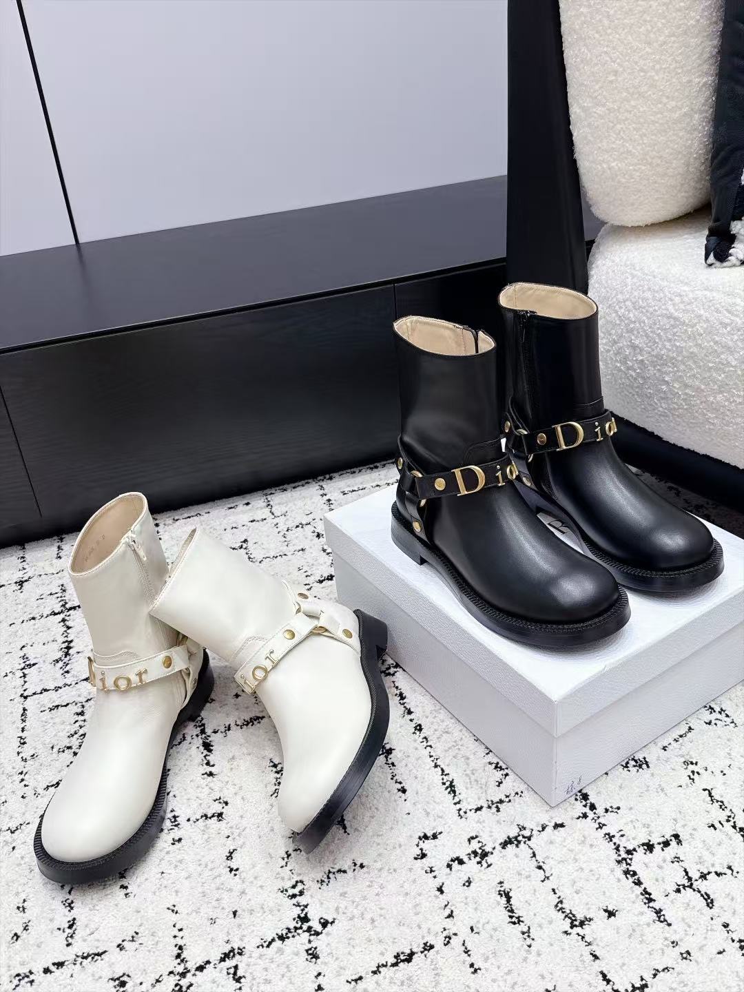 DI0R高品質の牛革を使用したマーティンブーツ【50％割引+送料無料】