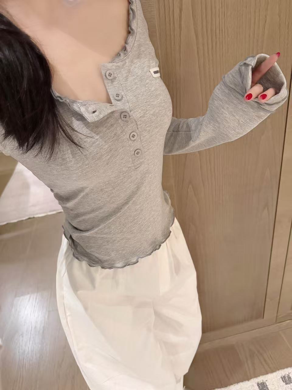 M1UM1U レターボタンTシャツ【50％割引+送料無料】