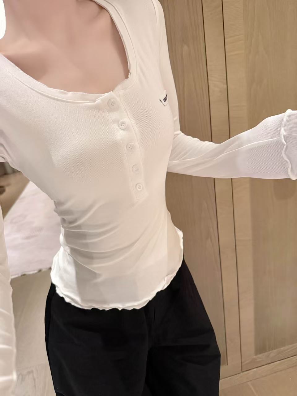 M1UM1U レターボタンTシャツ【50％割引+送料無料】