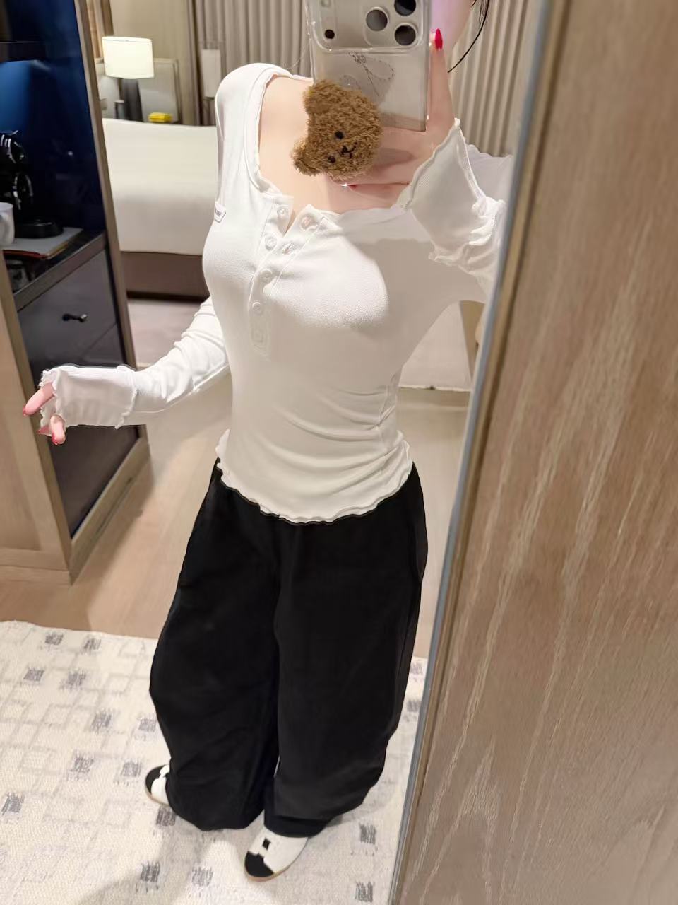 M1UM1U レターボタンTシャツ【50％割引+送料無料】